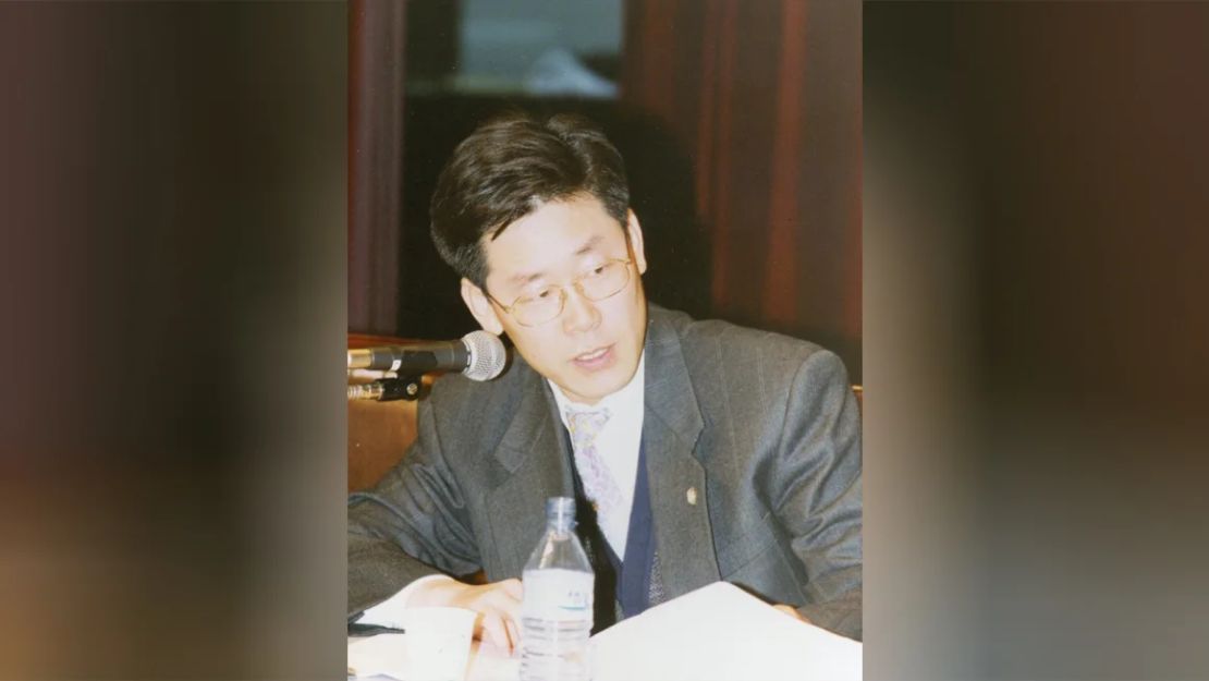 Lee Jae-myung se graduó como abogado en la Universidad Chung-Ang de Seúl y trabajó como abogado civil y de derechos humanos antes de entrar en política.
