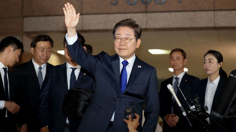 El líder de la oposición, Lee Jae-myung, saluda mientras sale para reunirse con sus partidarios en Incheon, Corea del Sur, luego de la encuesta de salida del martes.