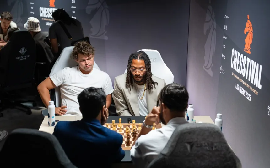 Eski basketbol yıldızı Derrick Rose (sağ üstte), Las Vegas'taki Chesstival etkinliğinde satranç şampiyonu Magnus Carlsen ile takım oluyor.