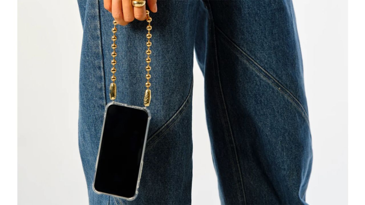 leo gift guide ossa phone chain