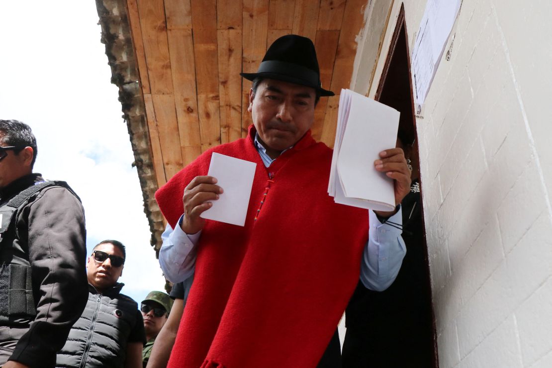 El candidato presidencial ecuatoriano Leonidas Iza vota en la primera vuelta el 9 de febrero de 2025.