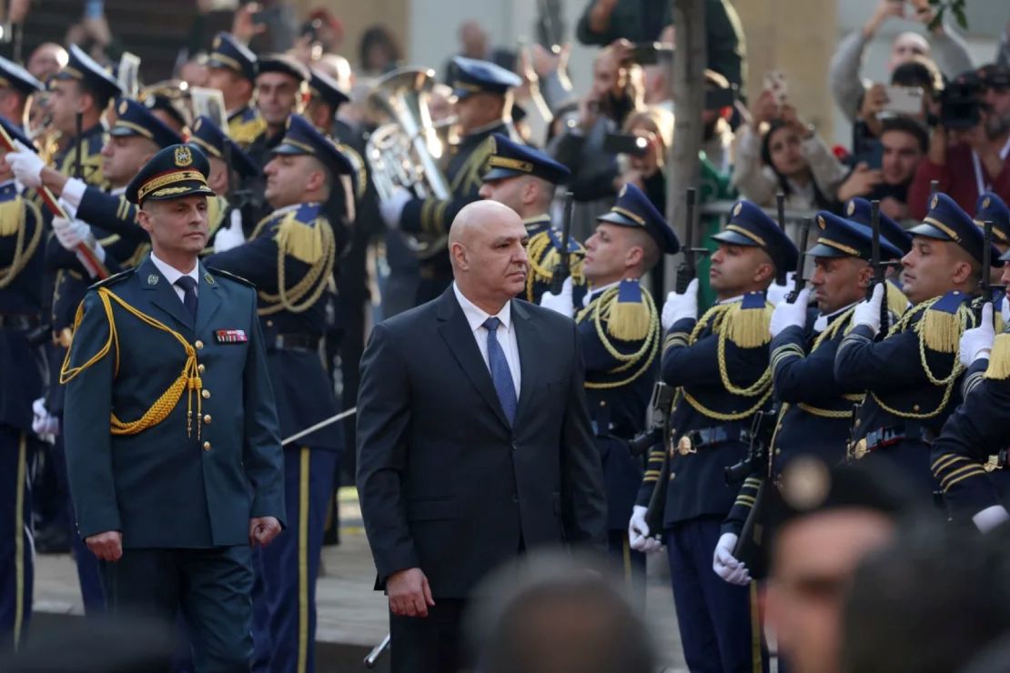 El jefe del Ejército del Líbano, Joseph Aoun, inspecciona a las tropas en Beirut después de ser elegido presidente.