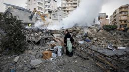 El jefe del ejército del Líbano, Joseph Aoun, inspecciona a las tropas en Beirut después de ser elegido presidente. Mohamed Azakir/Reuters.
