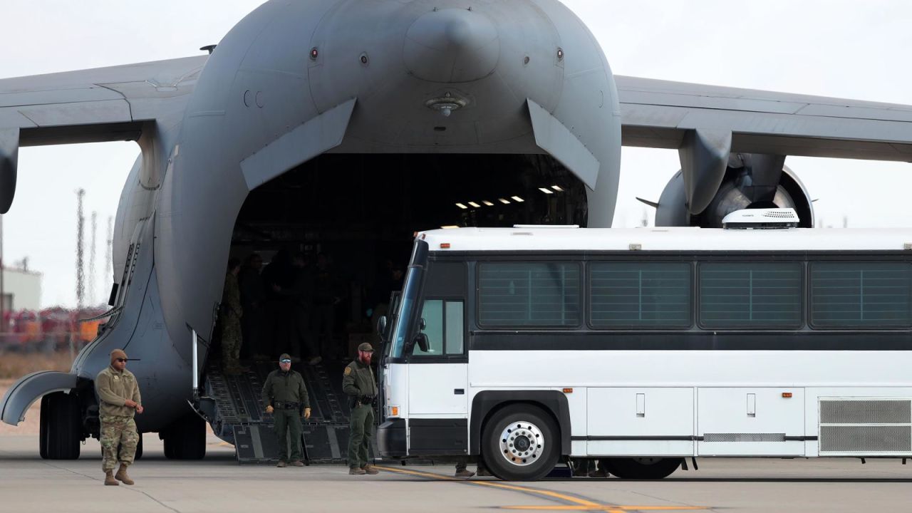 En esta fotografía del 30 de enero, migrantes son deportados utilizando un avión militar estadounidense en El Paso, Texas.