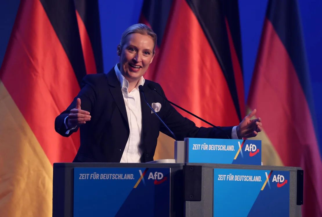 Weidel habla con sus partidarios en el mitin de lanzamiento de la campaña electoral de la AfD en Halle.
