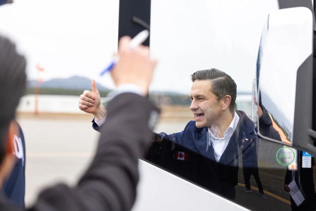 El líder conservador Pierre Poilievre llega a Terrace, Columbia Británica, durante una parada de campaña el domingo 6 de abril de 2025.