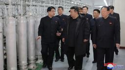 El líder de Corea del Norte, Kim Jong Un, inspeccionó una base de producción de material nuclear y un instituto de armas nucleares, enfatizando que fortalecer el escudo nuclear es “indispensable” en medio de una confrontación a largo plazo con “los países hostiles más feroces”.