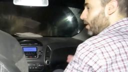 Esta captura de pantalla de un video publicado por el ejército israelí supuestamente muestra a Mohammed Sinwar viajando en un automóvil a través de un túnel cerca del cruce de Erez, cerca de la frontera entre Israel y Gaza, el 17 de diciembre de 2023.