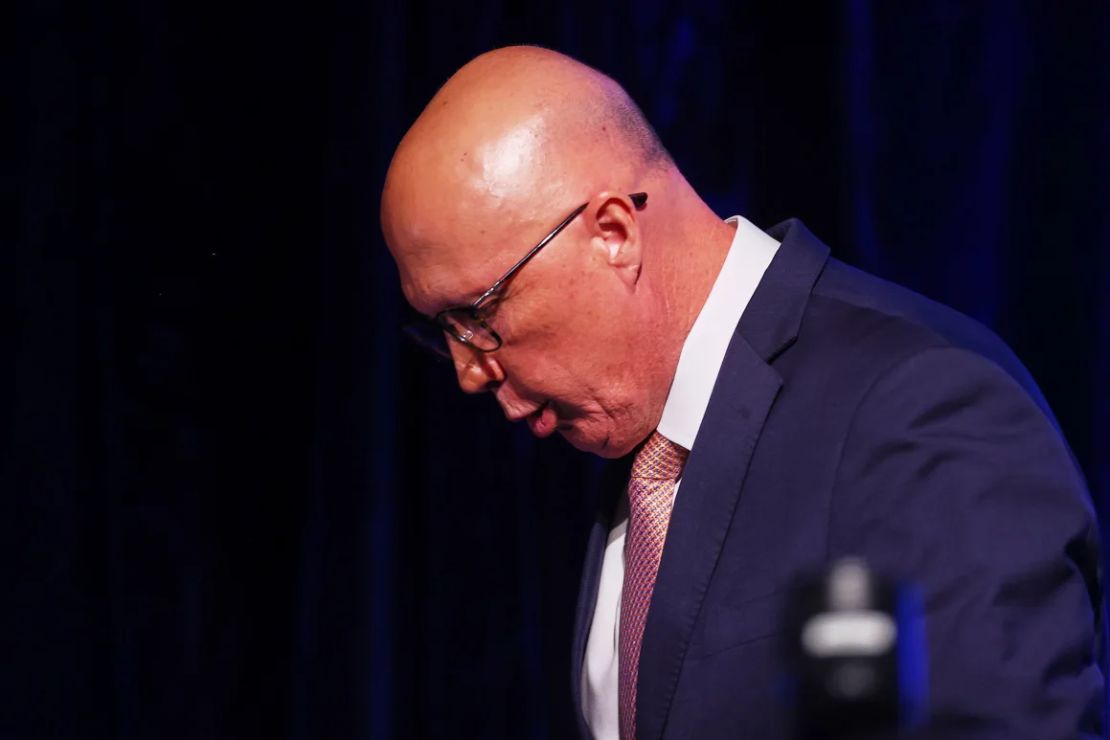 El líder del Partido Liberal Australiano, Peter Dutton, baja del escenario después de pronunciar un discurso de concesión en Brisbane, Australia, el sábado 3 de mayo de 2025.