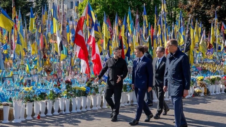Los líderes de Ucrania, Francia, el Reino Unido y Alemania rinden homenaje a las víctimas de la guerra en el Monumento a los Caídos en Kyiv el 10 de mayo de 2025.
