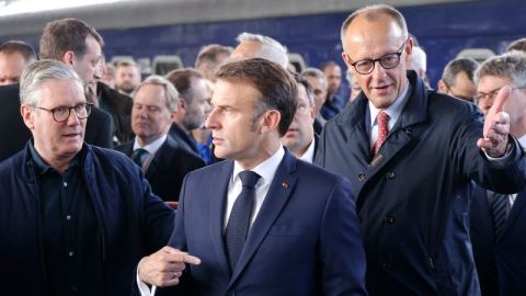 El primer ministro británico, Keir Starmer, el presidente francés, Emmanuel Macron, y el canciller alemán, Friedrich Merz, llegan a la estación de tren de Kiev el 10 de mayo de 2025.
