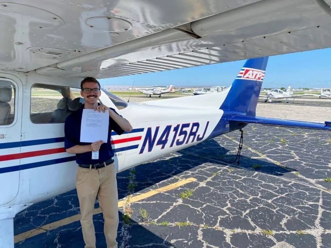 El piloto Samuel Lilley murió en la colisión.
