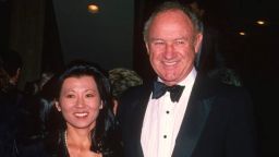 La música clásica Betsy Arakawa y Gene Hackman en 1994.
