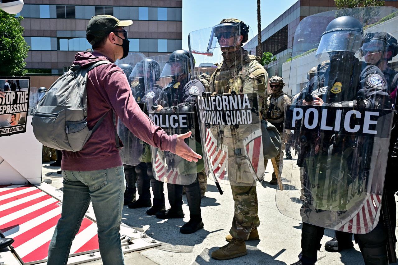 Manifestantes se enfrentan a miembros de la Guardia Nacional de California frente al Edificio Federal en Los Ángeles el martes.