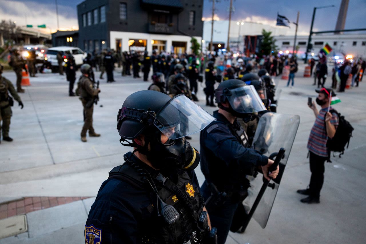 La Policía se enfrenta a manifestantes que marchan contra el Servicio de Inmigración y Control de Aduanas (ICE) en Denver, Colorado, el martes.