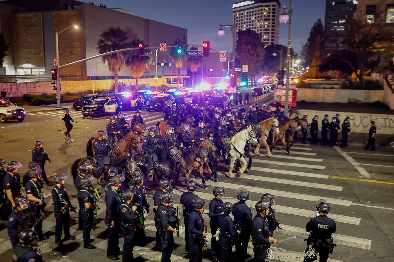 La Policía hace cumplir el toque de queda tras su entrada en vigor el martes por la noche.