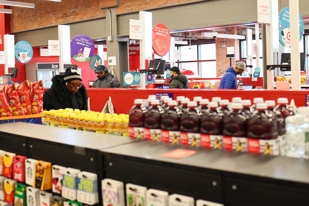 Personas compran en una tienda Target el miércoles en el vecindario de Flatbush, en Nueva York.