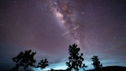 La lluvia de meteoros Eta Acuáridas puede verse sobre Ratnapura, Sri Lanka, el 5 de mayo de 2024.