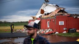 Feligreses y  de la comunidad observan los daños después de que un tornado azotara la iglesia Christ Community el jueves en Paducah, Kentucky.