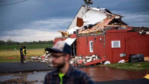 Feligreses y  de la comunidad observan los daños después de que un tornado azotara la iglesia Christ Community el jueves en Paducah, Kentucky.
