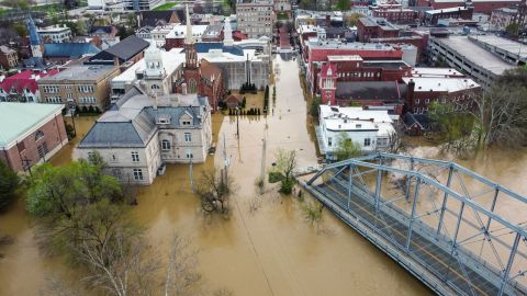Vista de las graves inundaciones en Frankfort, Kentucky.
