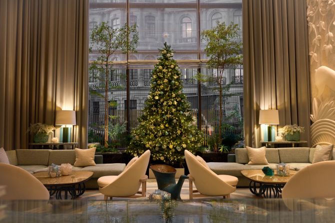 <strong>Four Seasons Hotel London at Park Lane: </strong>London's holiday lights are a sight to behold. The Four Seasons gets in on the city's twinkling atmosphere, too.