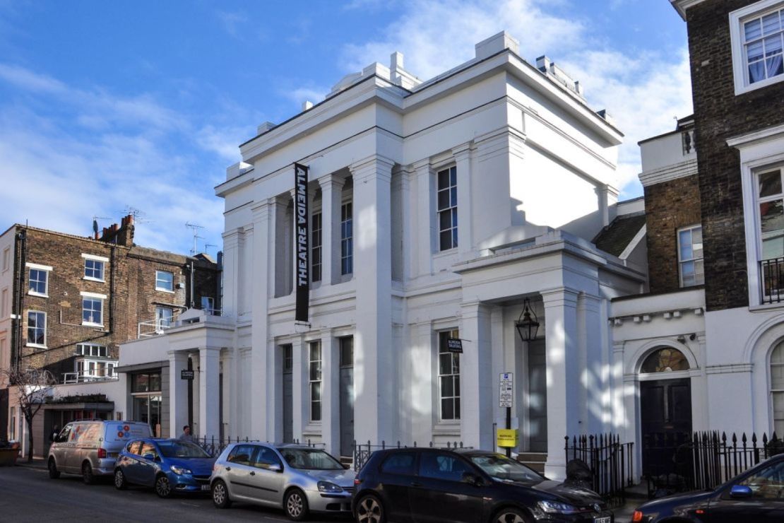 El Teatro Almeida de Londres pausó una obra de teatro después de que una escena dejara a los de la audiencia sintiéndose mal.