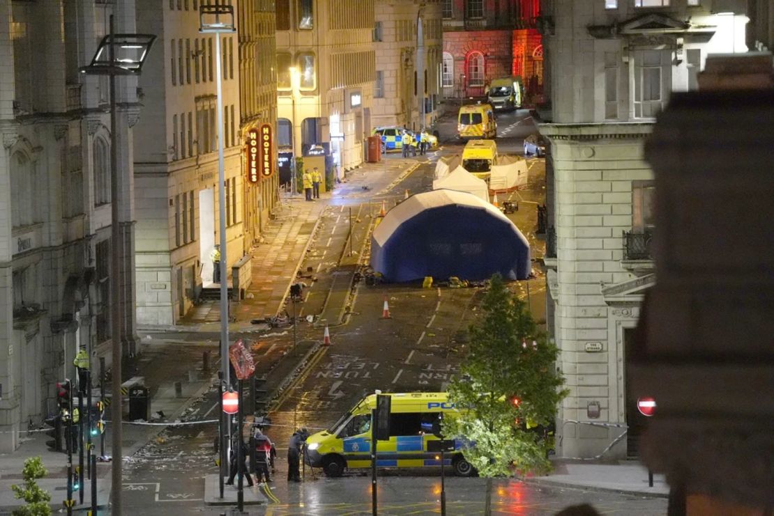 La escena en Water Street, Liverpool, después de que un coche atropellara a una multitud durante el desfile de la victoria de la Premier League del Liverpool FC el 26 de mayo de 2025.