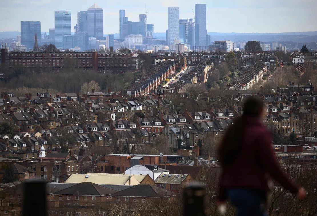 Hileras de casas frente al horizonte de Canary Wharf en Londres, Reino Unido, en marzo de 2023.