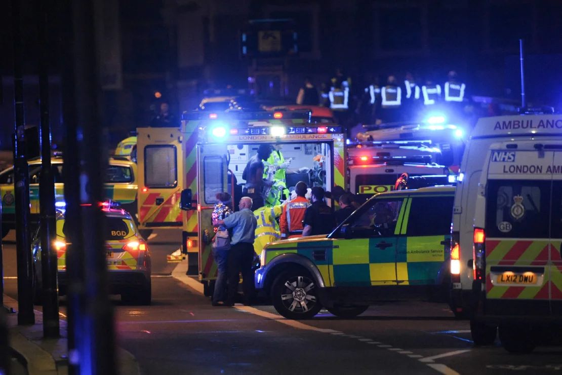 Los primeros en responder intentan ayudar a las víctimas de un ataque terrorista en el Puente de Londres en junio de 2017.