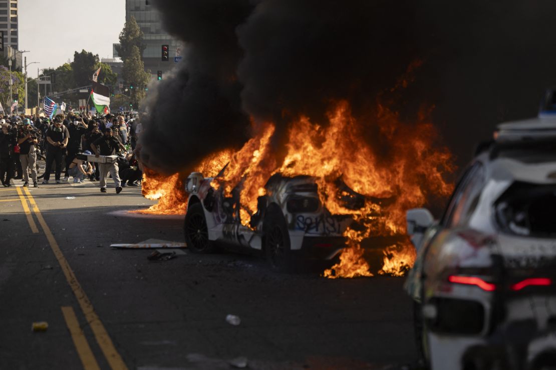 Dos vehículos autónomos son incendiados durante las protestas en Los Ángeles