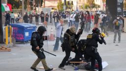 La Policía detiene a un manifestante que bloqueaba la entrada al garaje del Edificio Federal de Los Ángeles, tras múltiples detenciones por parte del Servicio de Inmigración y Control de Aduanas (ICE) en el centro de Los Ángeles el viernes 6 de junio de 2025.