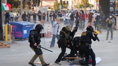 La Policía detiene a un manifestante que bloqueaba la entrada al garaje del Edificio Federal de Los Ángeles, tras múltiples detenciones por parte del Servicio de Inmigración y Control de Aduanas (ICE) en el centro de Los Ángeles el viernes 6 de junio de 2025.