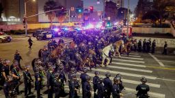 La policía toma medidas para hacer cumplir el toque de queda a las 8 p. m. en el centro de Los Ángeles, tras su entrada en vigor el martes 10 de junio. La alcaldesa Karen Bass declaró el toque de queda en la milla cuadrada donde se han centrado las protestas.