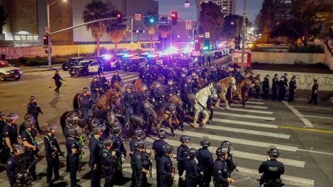 La policía toma medidas para hacer cumplir el toque de queda a las 8 p. m. en el centro de Los Ángeles, tras su entrada en vigor el martes 10 de junio. La alcaldesa Karen Bass declaró el toque de queda en la milla cuadrada donde se han centrado las protestas.