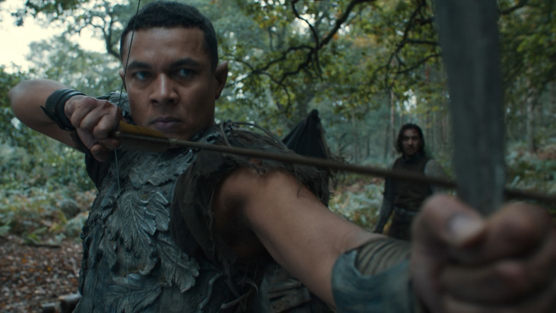 Ismael Cruz Córdova como Arondir no trailer da 2ª temporada de 'O Senhor dos Anéis: Anéis de Poder'.