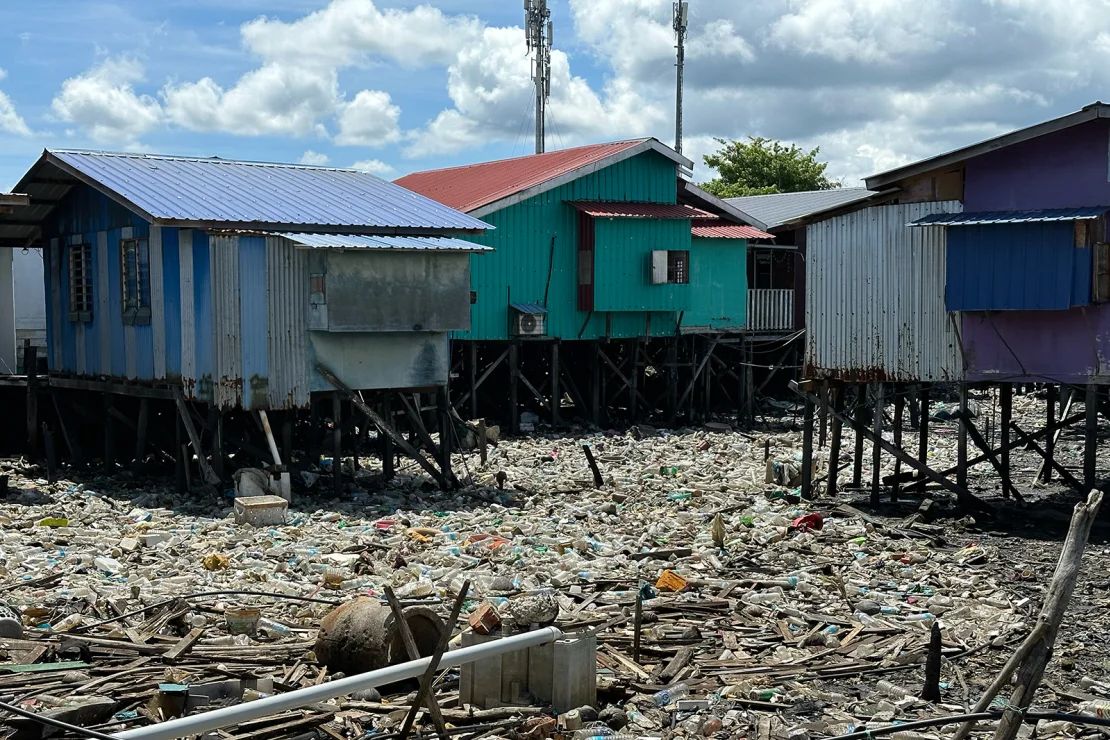 La marea baja deja ver basura cerca del centro educativo de Borneo Komrad en Kampung Air Hujung, Malasia.