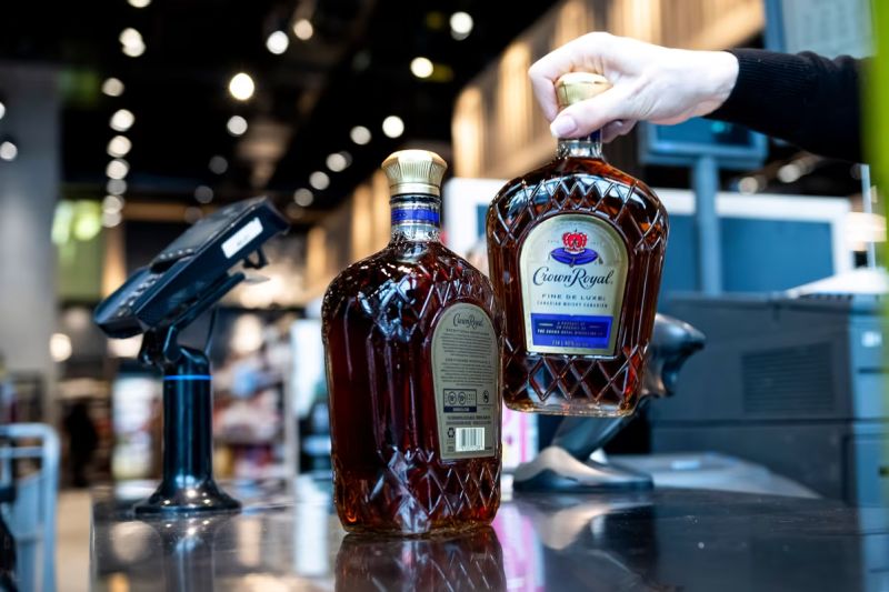 Trump acaba de prohibir las bebidas alcohólicas canadienses, pero hay un detalle importante