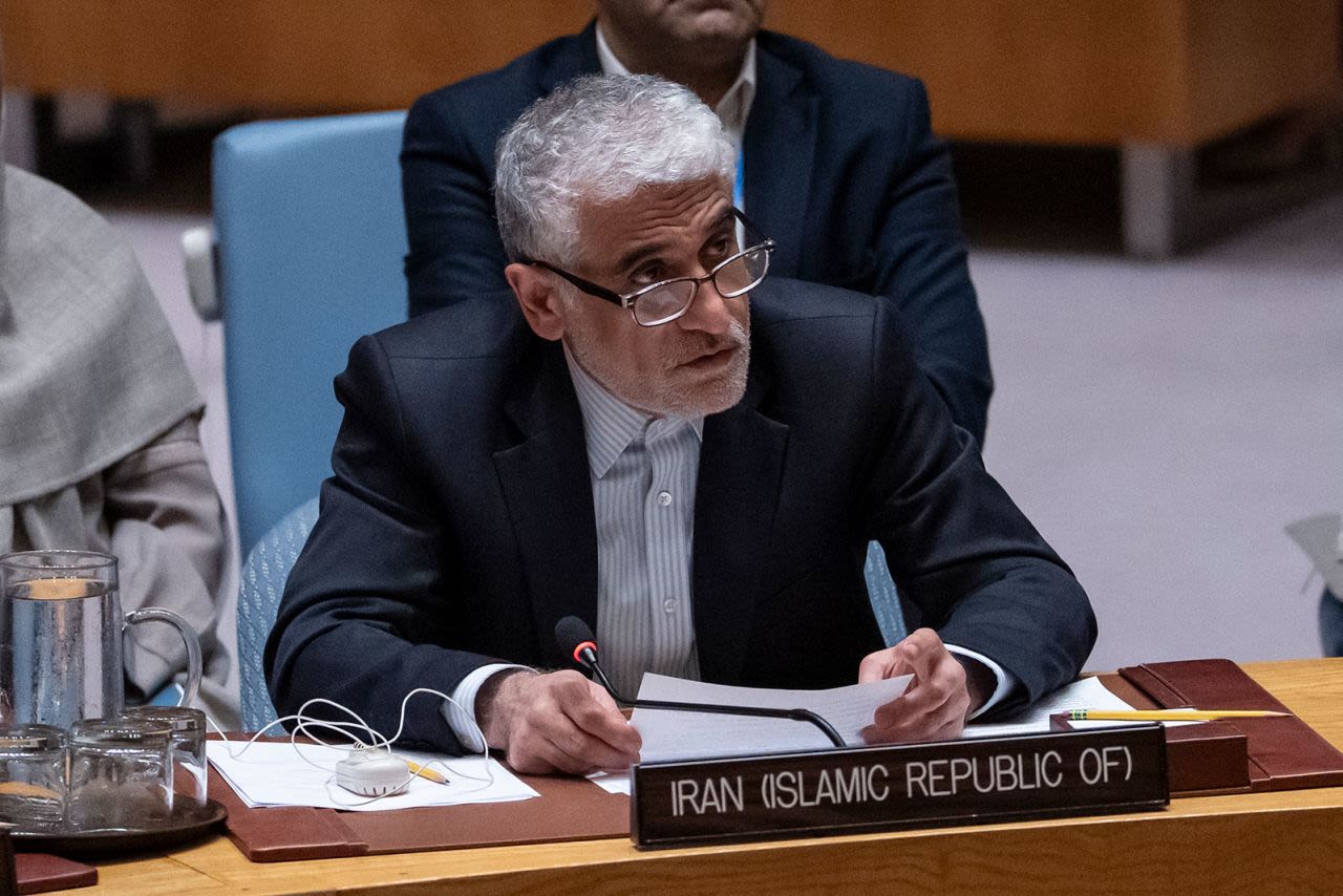 El embajador y representante permanente de Irán ante las Naciones Unidas, Amir-Saeid Iravani, habla durante una reunión del Consejo de Seguridad en la sede de las Naciones Unidas el martes.