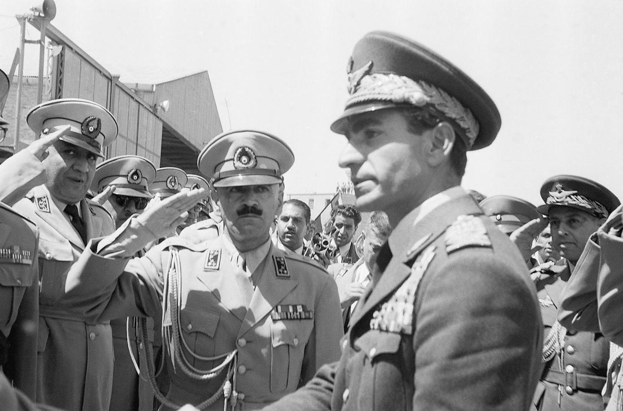 El shah Mohammad Reza Pahlavi es recibido por una guardia de honor a su llegada a Teherán, Irán, el 23 de agosto de 1953.