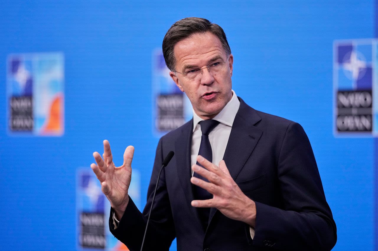 El secretario general de la OTAN, Mark Rutte, habla con los medios a su llegada a la cumbre de la OTAN en La Haya, Países Bajos, el miércoles.
