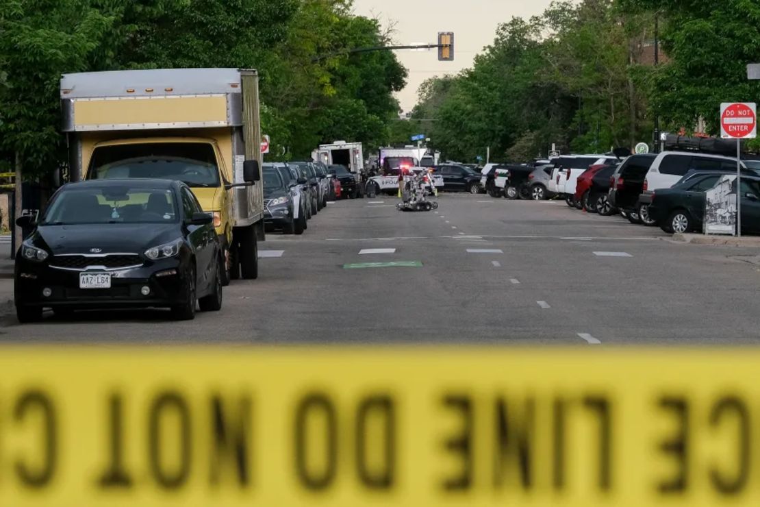 Un robot desactivador de bombas se encuentra en Pearl Street en Boulder, Colorado, el domingo.