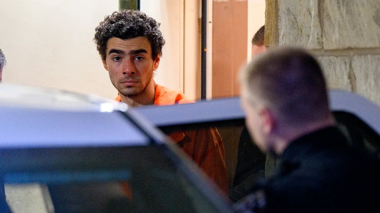 El presunto atacante Luigi Mangione es sacado del juzgado del condado de Blair después de una audiencia de extradición en Hollidaysburg, Pensilvania, el martes.