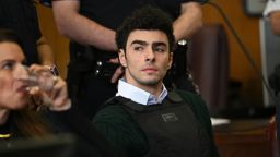 Luigi Mangione comparece en una audiencia por el asesinato del director ejecutivo de UHC, Brian Thompson, en el Tribunal Penal de Manhattan el 21 de febrero de 2025 en la ciudad de Nueva York
