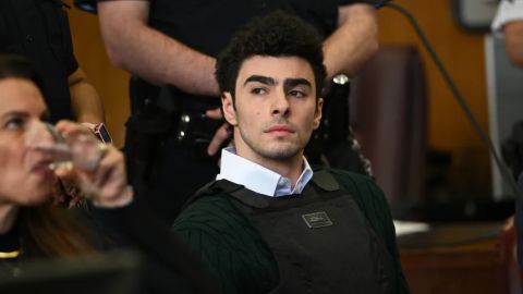 Luigi Mangione comparece en una audiencia por el asesinato del director ejecutivo de UHC, Brian Thompson, en el Tribunal Penal de Manhattan el 21 de febrero de 2025 en la ciudad de Nueva York