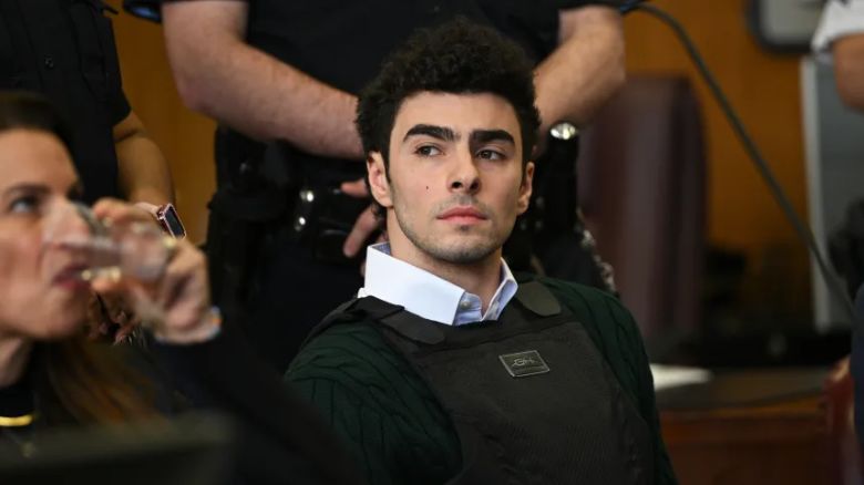 Luigi Mangione comparece en una audiencia por el asesinato del director ejecutivo de UHC, Brian Thompson, en el Tribunal Penal de Manhattan el 21 de febrero de 2025 en la ciudad de Nueva York