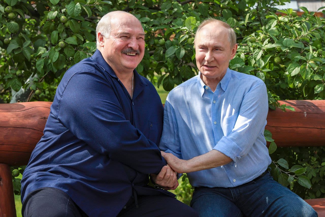El presidente de Belarús, Alexander Lukashenko, a la izquierda, y el presidente de Rusia, Vladimir Putin, se estrechan la mano durante su visita al Smolensky Skete del Monasterio de Valaam en Valaam, Rusia, el 1 de agosto.