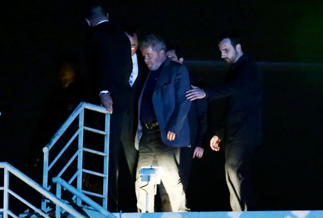 El entonces expresidente brasileño entre 2003 y 2011, Luiz Inácio Lula da Silva, llegando a la sede de la Policía Federal, donde cumplió parte de la condena de 12 años de prisión, en Curitiba, Paraná, Brasil, el 7 de abril de 2018.