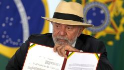 El presidente de Brasil, Luiz Inácio Lula da Silva, sostiene un proyecto de ley que restringe el uso de teléfonos celulares en las escuelas a nivel nacional, durante una ceremonia en el Palacio de Planalto, en Brasilia, el 13 de enero de 2025.