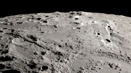 Se pueden ver dos cañones lunares largos y profundos que irradian desde la cuenca de impacto de Schrödinger, cerca del polo sur lunar, en el lado oculto de la Luna. La imagen fue captada por el Lunar Reconnaissance Orbiter.